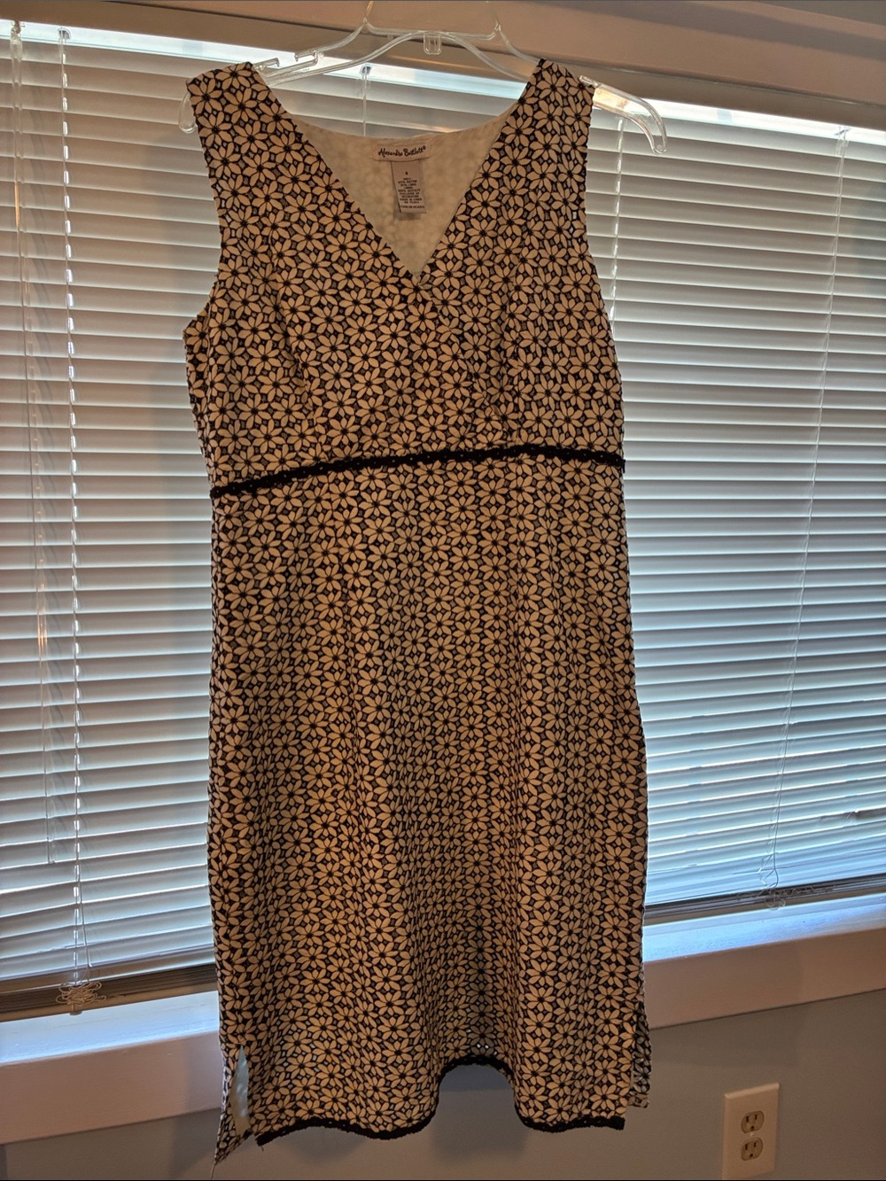 Alexandra Bartlett Black and White V-Neck Sleeveless Midi Dress